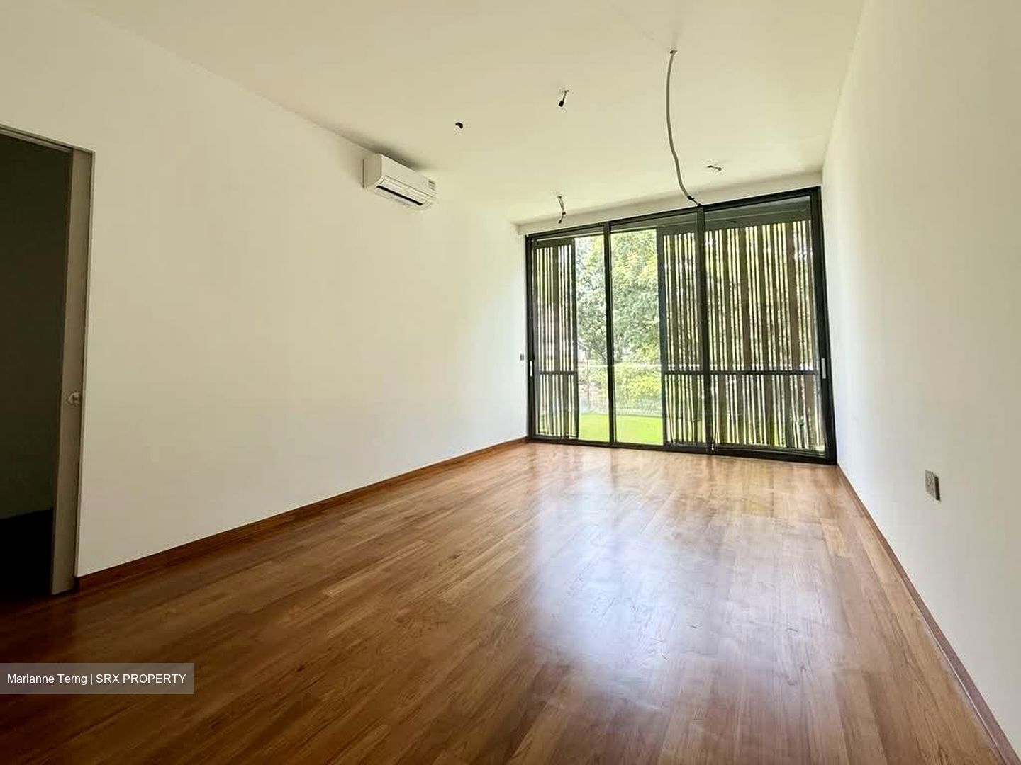 Simon Lane (D19), Terrace #539288271